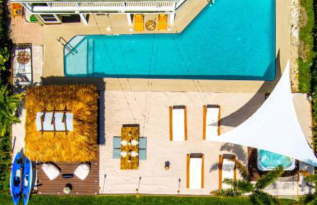 Waterfront Villa with Beach, Pool, Cinema, Game Room and Tiki - Foto 37