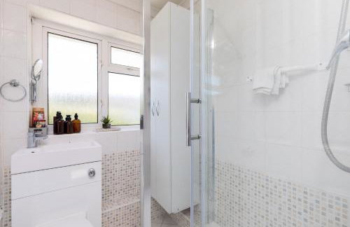 Findon House Spacious 3 bedroom, contractor, relocations friendly,10mins from GATWICK Airport, free parking, WIFI, garden, CRAWLEY - Photo 35