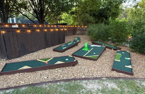 Heated Pool & Spa Mini Golf Bowling Game Room perfect for family - Photo 3