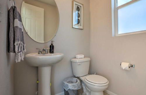 Near Hiking and Biking Trails Townhome with Patio - Foto 11