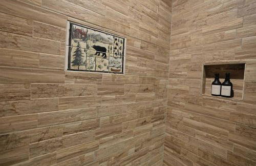 Rustic Modern Cabin with Hot Tub near rafting and Great Smokey Mountains - Foto 30