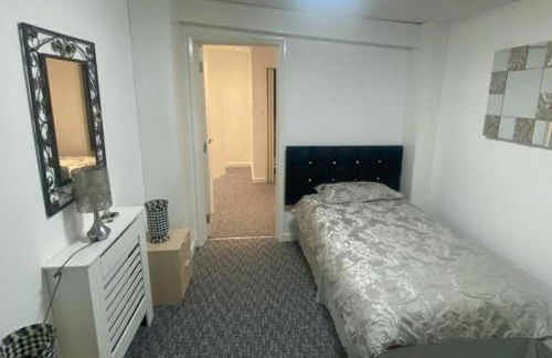 3 Bed Apartment - Sleeps 6 - Free Parking Wifi - Photo 5