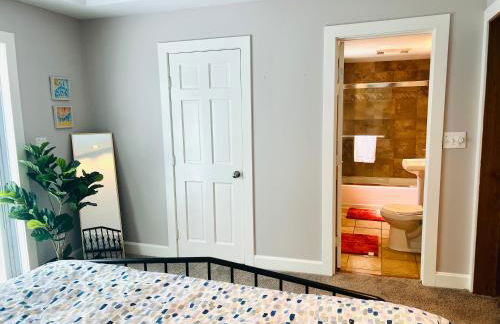 Spacious 6BR Home - Near Top Attractions - Photo 4