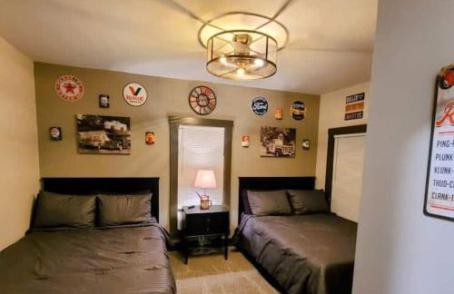 King Bed In Main Floor - Downtown Vacation Rental - Foto 46