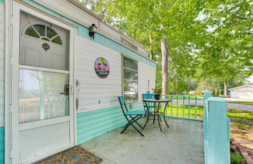 12 Mi to Skiing Manistee Lake Cottage with Fire Pit - Foto 16