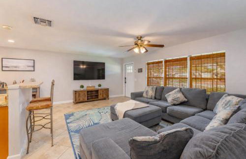 Ventur Tropical w Hot Tub Close to Beach - Photo 7