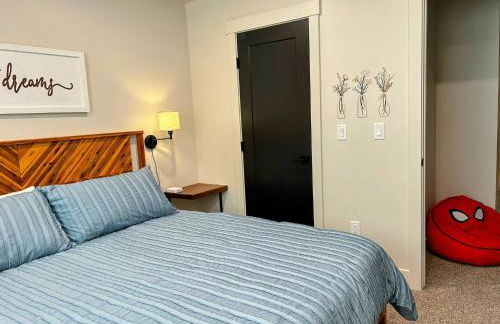 Peaks & Pines Modern Gem, 2 Kings, Bunks, Hot Tub, Walkable, Kid's Cove - Foto 41