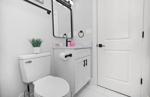 Cozy 3BR Retreat Sleeps 8 with Free Parking Near University of Illinois Chicago, Medical District & West Loop - Foto 19