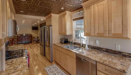 Whitefish Lake Home with Heated Indoor Pool - Foto 4, stove, dishwasher