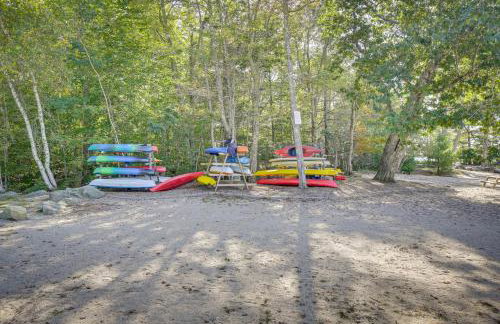 Frye Island Family Cabin with Lake and Beach Access! - Foto 38