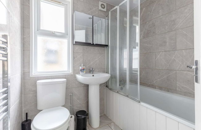 Spacious & Newly Renovated 4BD House East Ham! - Foto 34