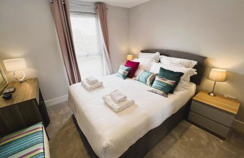 25 Breakwaters - Beach Hut is Included with this Pet Friendly Lux Apartment with Balcony, Stunning Sea Views over to Culver Cliffs & Free Parking - Photo 21