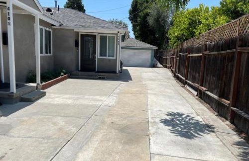 Cheerful house with EV, Parking & backyard - Foto 18