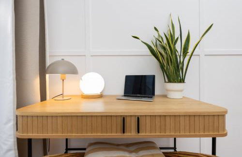 Central 6 Beds Apartment, Group & Family Friendly, Kitchen, Washer, Work Station, Netflix & PayTV - Photo 6