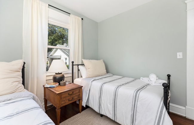 Cheerful 3 Bedroom Home Walk to UVA Stadium - Foto 15