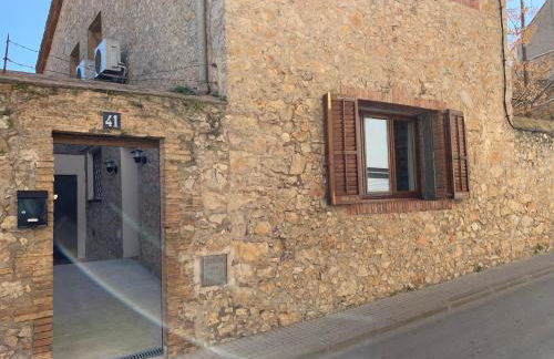 PINTOR MASSANET - Casa de piedra adaptada en LEscala - Foto 2