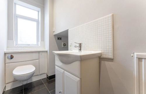 Large Home near Edgbaston Stadium, UOB & QE hospital sleeps 6 - Foto 16