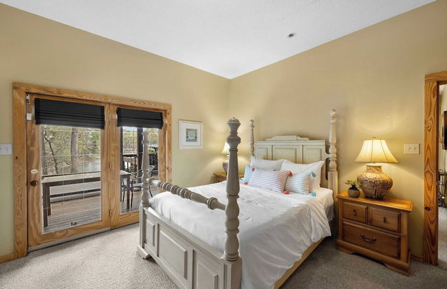 Lakeside Lodge by Avantstay Hot Tub + Dock - Foto 36