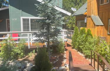 Spacious cozy chalet huge deck over seasonal creek - Foto 50