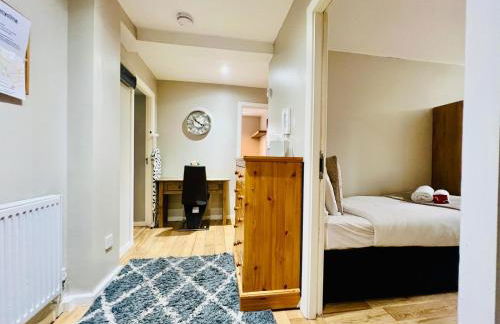 Lovely 4 bed (sleeps 8) apartment close to city - Foto 13