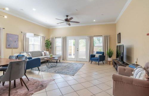 Modern DT Home-King size Bed-Patios-Long Stays-WiFi - Foto 1