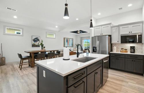 Brand New Cool Comfy Lawrence Retreat Duplex - Photo 16