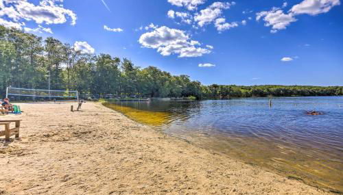 Hot Tub, Game Room! Poconos Home 22 Mi to Slopes - Foto 2