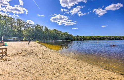 Hot Tub, Game Room! Poconos Home 22 Mi to Slopes - Foto 2