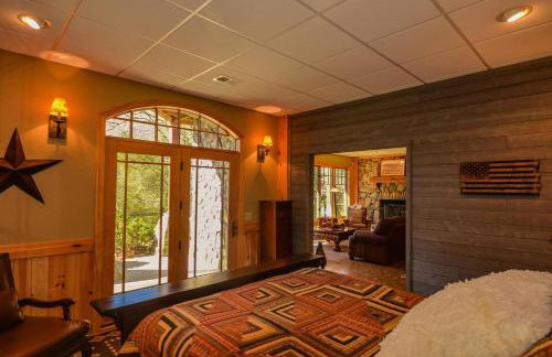 Luxury Riverfront Lodge - Sleeps 12, VIEWS, Fireplaces, Dogs OK - Photo 48