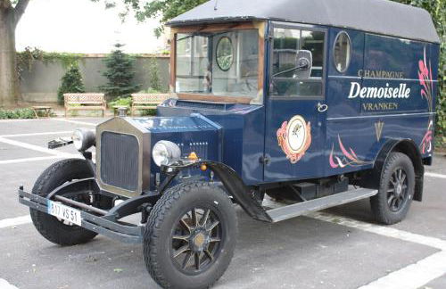 BedinReims "burgundy bottle" 110m2 Exceptional, 4 chambres doubles, 2 bain, free park & wifi, tout équipé - Foto 55