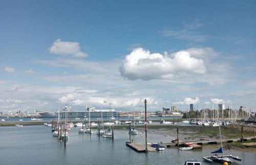 Beautiful Marina Apartment with private garden, flexible bedrooms with zip & link beds - Photo 39