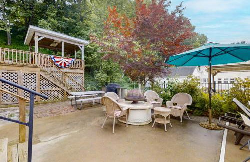 Steps to Crystal Lake! Group Getaway with Hot Tub - Foto 18