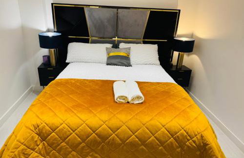Perfect 1 Bed Apartment Sleeps 5 1 Kingsize bed 1 double Sofabed & Foldable Single bed Free Parking Wifi good transport network shopping Holiday Makers Families Contractors in North London - Photo 3