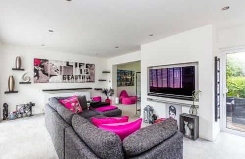 Very Large 5 Bed House Higham Ferrers family and contractors king beds Sky TV Pool Table Gym - Foto 1