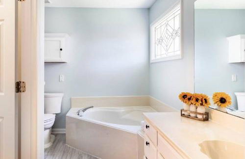 King Bed_Cozy Urban Retreat-Central Memphis - Foto 17