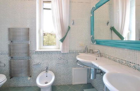 Amazing Home With Pool - Photo 28