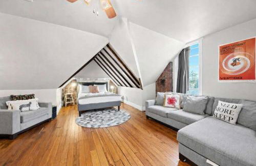 Cozy Top-Floor Retreat in the Heart of Louisville - Photo 1