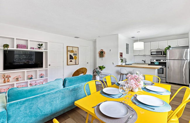 Stylish 2 BR Condo - Free Parking on Premises - Photo 2