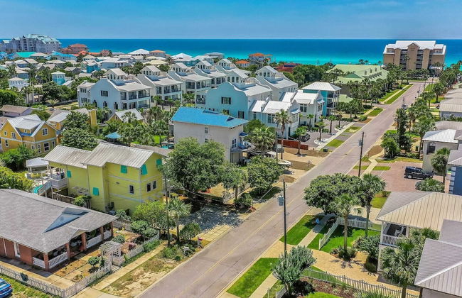 Luxe Villa Near Beach, Pool + Hottub, Chef's Kitchen Woodward Way by Avantstay - Foto 3