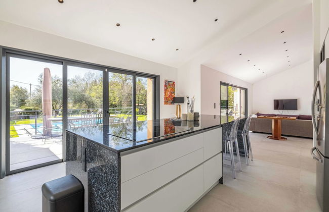 Modern Villa With Heated Pool and Garden - Foto 13