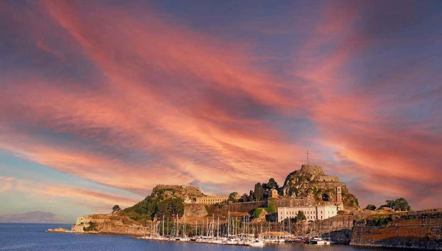 Pôr do sol sobre as águas de Corfu