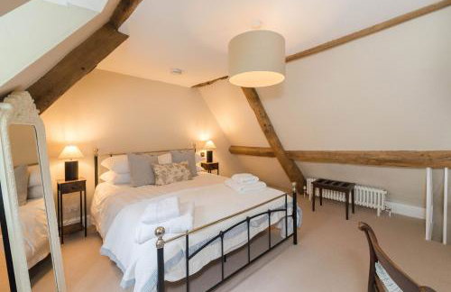 Charming Cotswold Cottage on Church Green, Witney - Photo 17