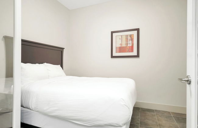 Breathtaking Bliss 2BR Penthouse - Photo 4