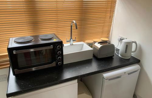 Self contained annex with bedroom bathroom sitting room and kitchenette - Photo 15