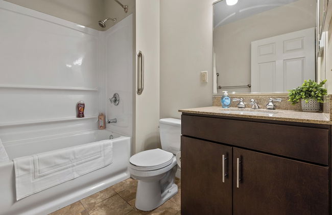 Sleek 2BR Downtown Retreat with Gym - Foto 36