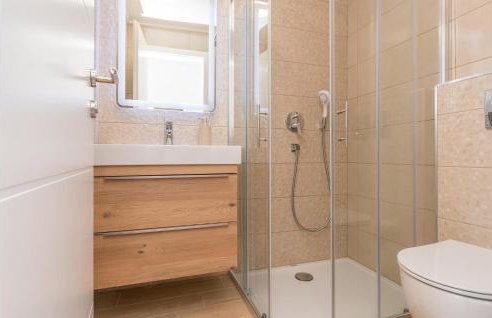 Gorgeous Home In Nadin With Wifi - Photo 40