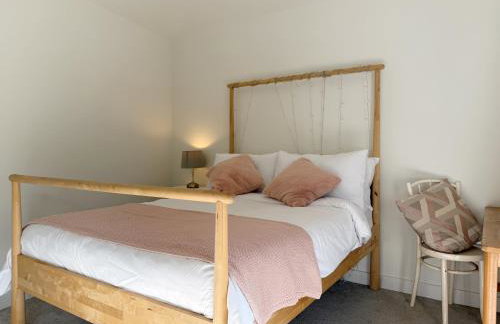 Historic Hampshire Cottage with Private Putting Green - Photo 4