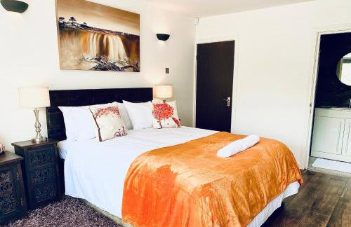 6 Bedroom Bungalow Ascot Racecourse LegoLand Windsor Castle 75" TV - Foto 16