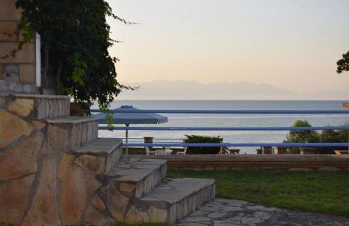Alexandros Beachfront Apartments near Petalidi with Private Sunbeds & Sea View - Foto 80