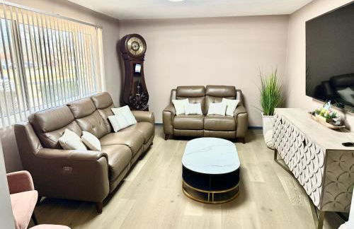 Delightful 3 Bd Home with King size bed, hot tub, playground! - Foto 5